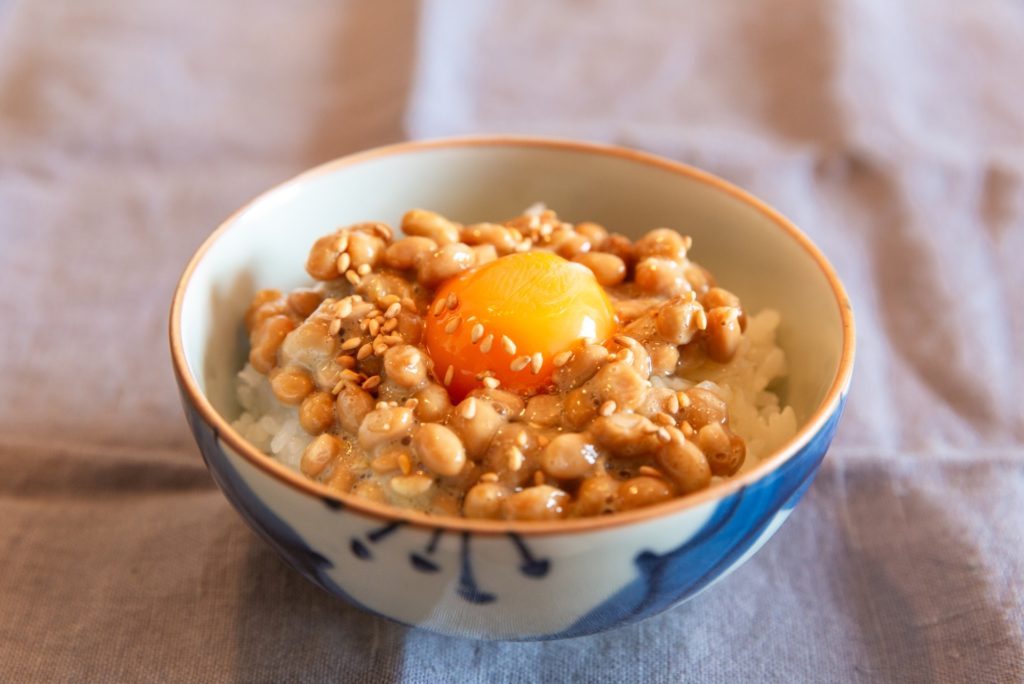 納豆は、日本の伝統的な発酵食品であり、健康に良い