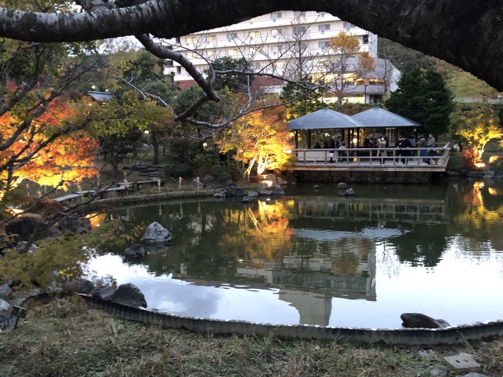 神戸「しあわせの村」の日本庭園紅葉は見頃！
