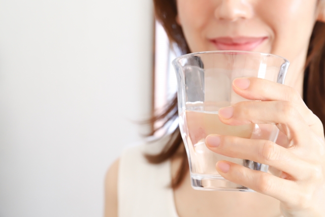 水を多めに飲むと塩分濃度が下がり血圧が下がるでも過剰摂取は？
