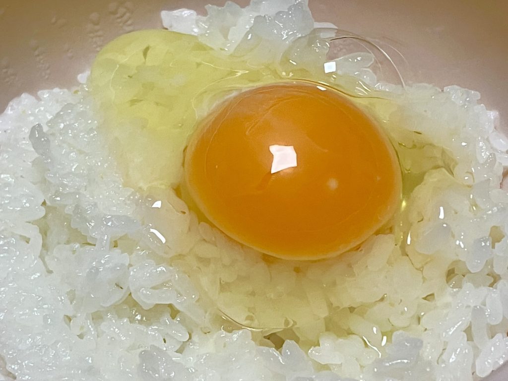 赤い卵・白い卵、なぜ価格違うのか、安価な卵と高価な卵の内容の違いは？