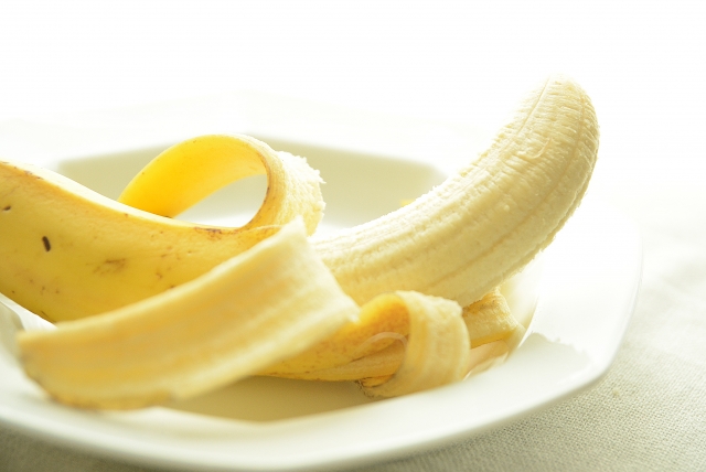 バナナは皮まで万能だった。バナナの皮の意外すぎる使い道！歯が真っ白に？？