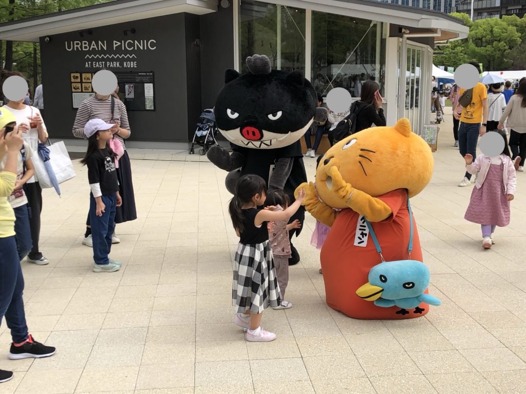 神戸「ふれあい中央カーニバル」で家族連れで楽しんで子供たちは大喜び