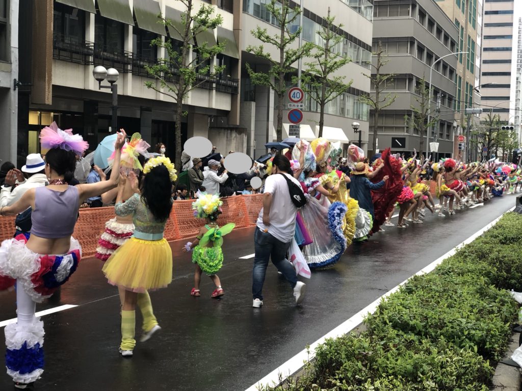 「神戸まつり」雨天の中、参加者も観客も笑顔！笑顔のパレード開催に