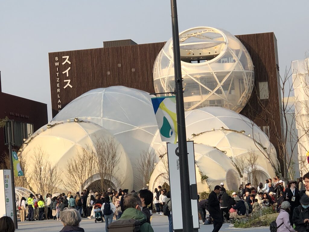 大阪・関西万博をスムーズに楽しむ!「ガンダム館方式」と混雑予測アプリ活用術