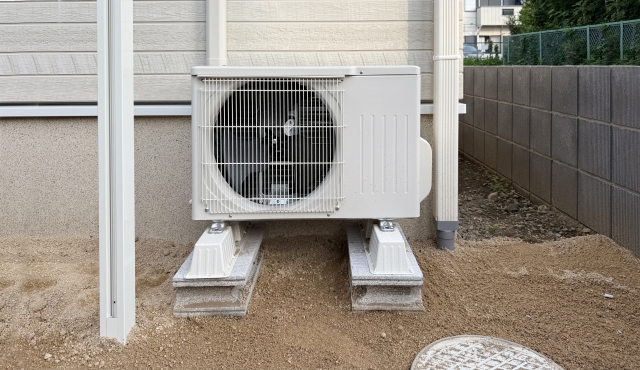 なぜ、エアコン室外機の盗難が急増中!軽量化が裏目に?いま求められる防犯対策とは