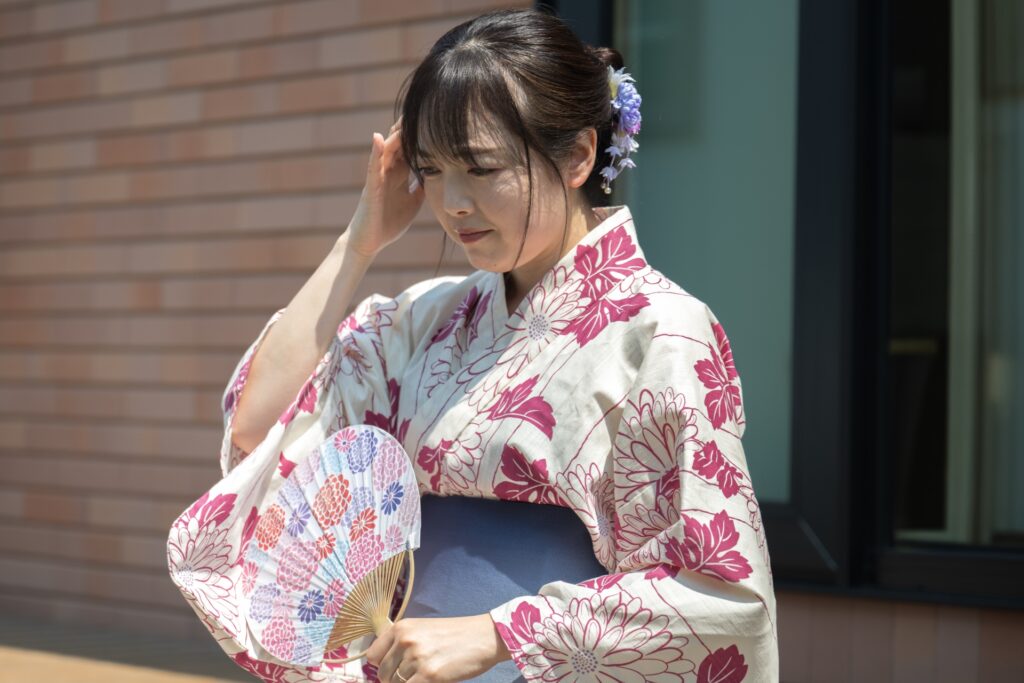 暑さで頭がズキズキ…それ、熱中症だけじゃないかも！？高齢者にも多い「夏の頭痛」