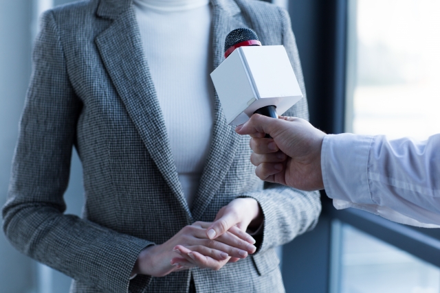 なぜテレビのキャスターは話を聞かないのか？報道のマナー崩壊と視聴者の違和感