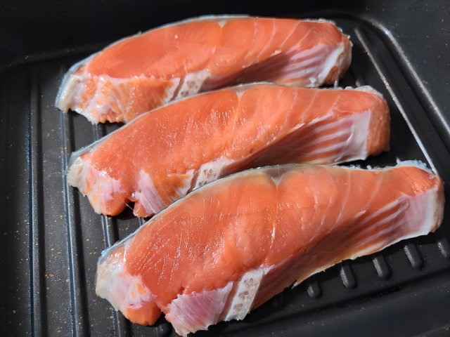 「なぜクリスマスにシャケ？？」 SNSを席巻する鮭ハラと特撮ヒーローの関係