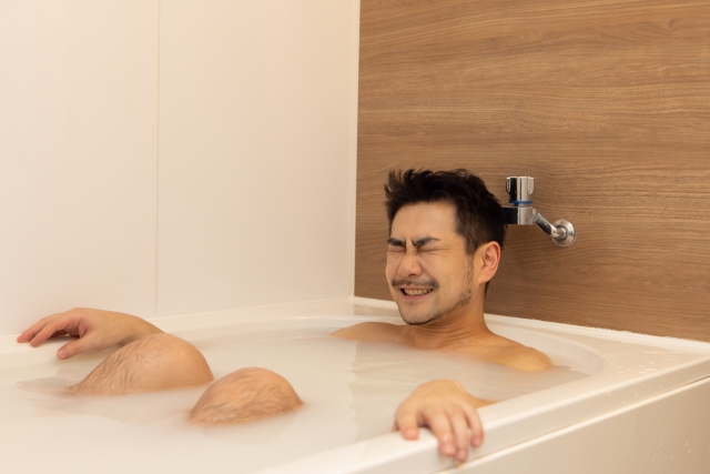 「疲れたからシャワーだけ」が危ない?湯船入浴と幸福度の科学的な差